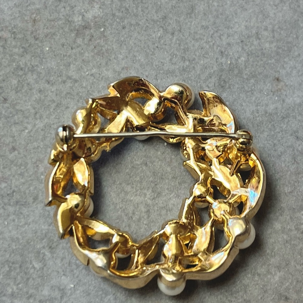 Vintage Crown Trifari brooch pin wreath leaves pearls gold tone VTG signed - Picture 5 of 7